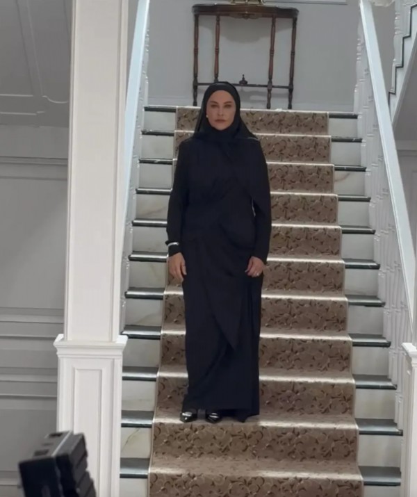 Hülya Avşar yeni rolü için başörtüsü taktı!